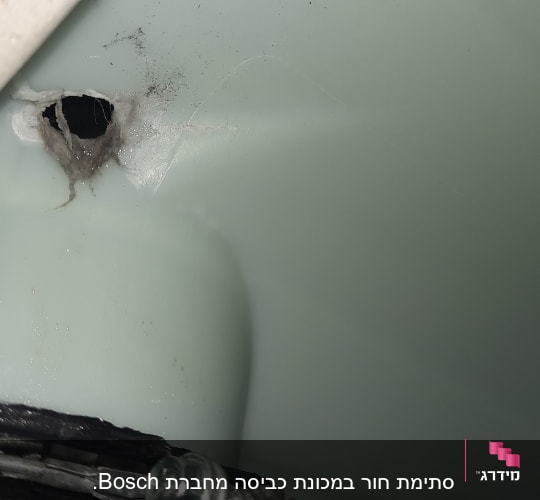 חוטים חשמליים ליד חור במשטח פלסטיק